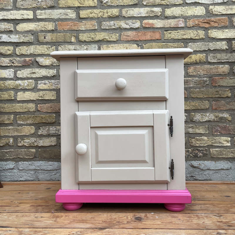 Nachtkastjes Cureiously pink en cathedral taupe - rebrûck